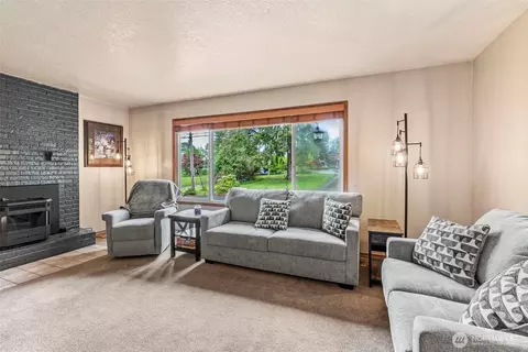 Living - 58 Pacific Pl, Longview, WA 98632 photo 2 of 4