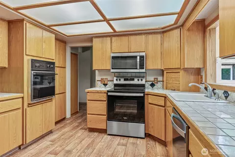 Kitchen - 58 Pacific Pl, Longview, WA 98632 photo 2 of 3