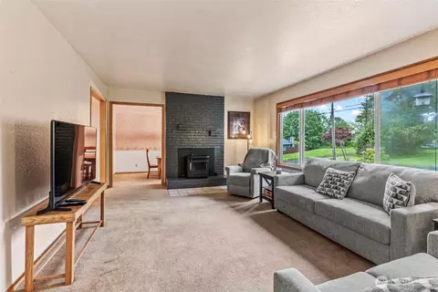 Living - 58 Pacific Pl, Longview, WA 98632 photo 1 of 4