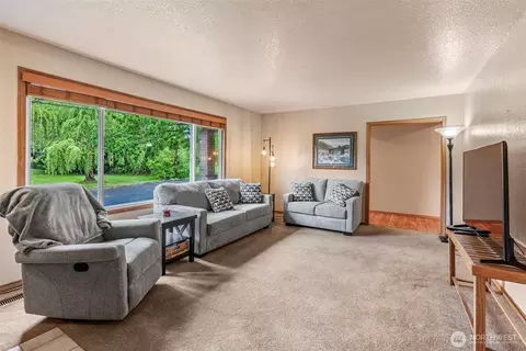 Living - 58 Pacific Pl, Longview, WA 98632 photo 3 of 4