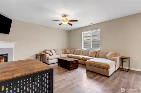 Living - 1003 Petersen Dr E, Enumclaw, WA 98022 photo 1 of 2