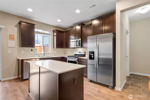 Kitchen - 1003 Petersen Dr E, Enumclaw, WA 98022 photo 3 of 4