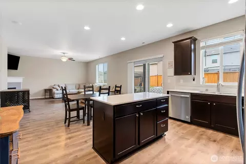 Kitchen - 1003 Petersen Dr E, Enumclaw, WA 98022 photo 4 of 4