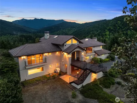 572 Sunset Heights Dr, Port Angeles, WA 98363