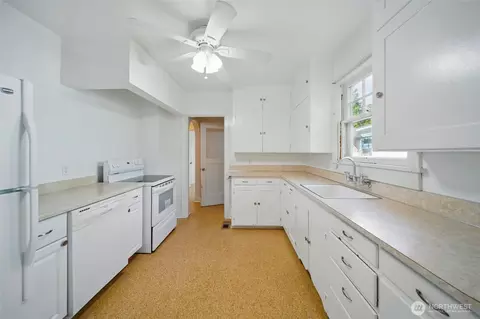 Kitchen - 809 E Alder St, Walla Walla, WA 99362 photo 2 of 4