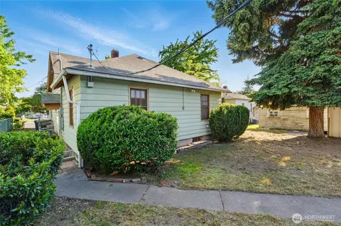 Exterior - 809 E Alder St, Walla Walla, WA 99362 photo 4 of 7