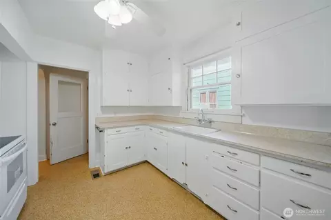 Kitchen - 809 E Alder St, Walla Walla, WA 99362 photo 4 of 4