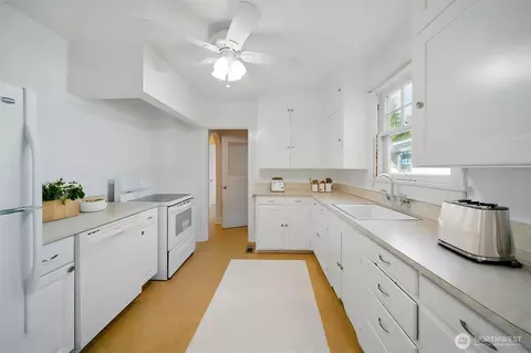 Kitchen - 809 E Alder St, Walla Walla, WA 99362 photo 3 of 4