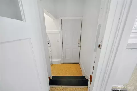 Entry Way - 809 E Alder St, Walla Walla, WA 99362 photo 4 of 5
