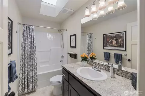 Bath - 2512 Taylor Dr, Everett, WA 98203 photo 6 of 6