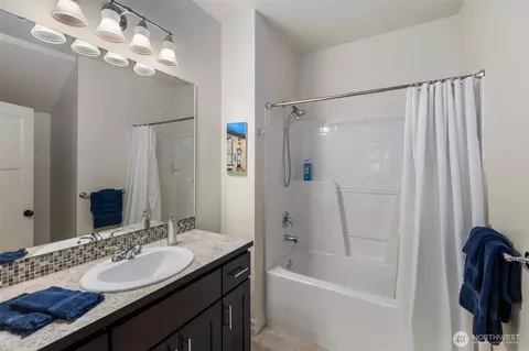 Bath - 2512 Taylor Dr, Everett, WA 98203 photo 5 of 6