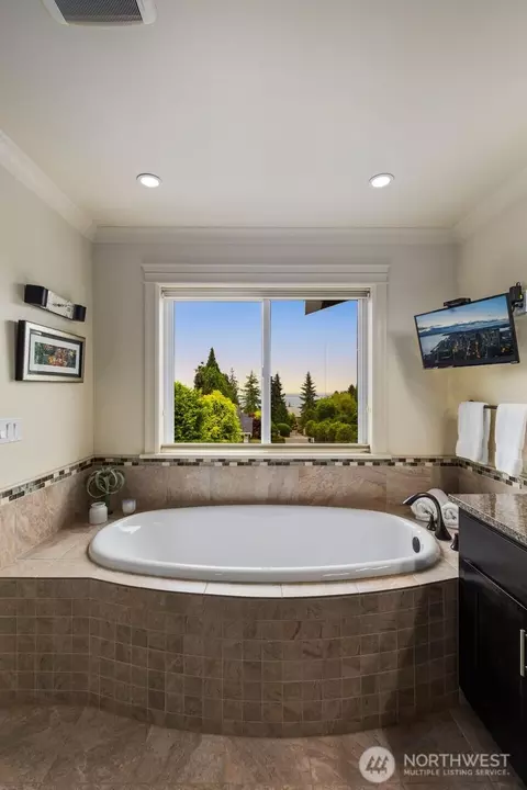 Bath - 2512 Taylor Dr, Everett, WA 98203 photo 4 of 6