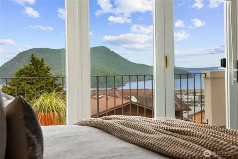 4807 Glasgow Way, Anacortes, WA 98221