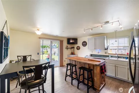 Kitchen - 1403 Headley Ave NW, Orting, WA 98360 photo 2 of 3