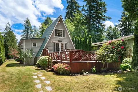 121 NE Cherokee Beach Rd, Belfair, WA 98528