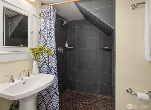 Bath - 4529 Eastern Ave N, Seattle, WA 98103 photo 2 of 2
