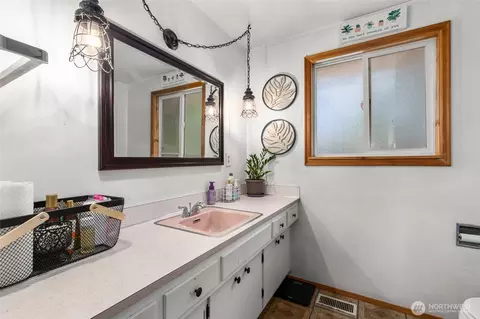 Bath - 17543 7th Ave NE, Shoreline, WA 98155 photo 1 of 6