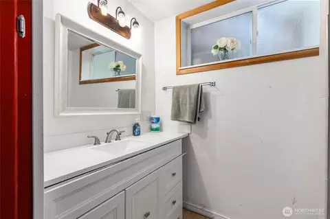 Bath - 17543 7th Ave NE, Shoreline, WA 98155 photo 5 of 6