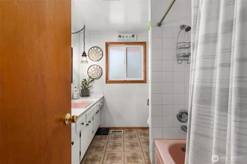 Bath - 17543 7th Ave NE, Shoreline, WA 98155 photo 2 of 6