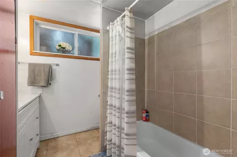 Bath - 17543 7th Ave NE, Shoreline, WA 98155 photo 6 of 6