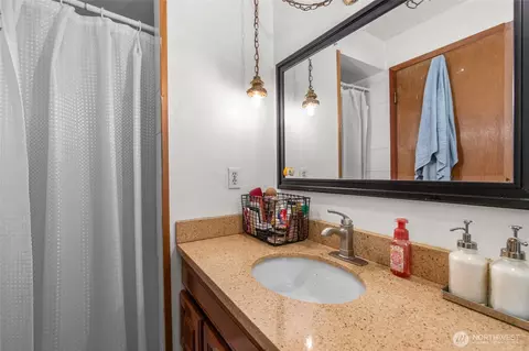 Bath - 17543 7th Ave NE, Shoreline, WA 98155 photo 4 of 6
