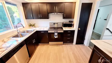 Kitchen - 2729 112th Pl SE, Everett, WA 98208 photo 5 of 5
