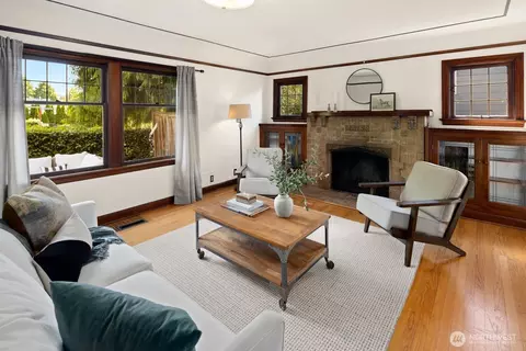 Living - 116 Edgar St, Seattle, WA 98102 photo 2 of 4