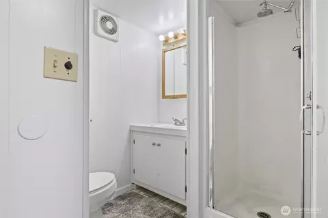 Bath - 5117 Delaware Ave, Everett, WA 98203 photo 4 of 4