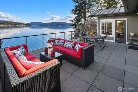 650 Lake Sammamish Ln NE, Bellevue, WA 98008