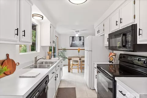 Kitchen - 4824 237th Pl SE, Bothell, WA 98021 photo 3 of 4