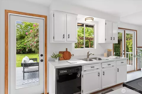 Kitchen - 4824 237th Pl SE, Bothell, WA 98021 photo 2 of 4
