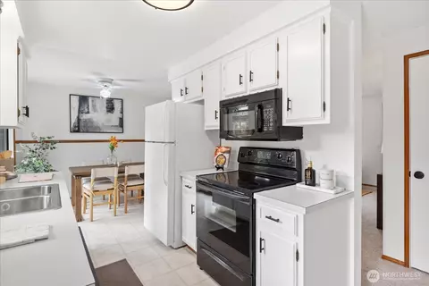 Kitchen - 4824 237th Pl SE, Bothell, WA 98021 photo 4 of 4