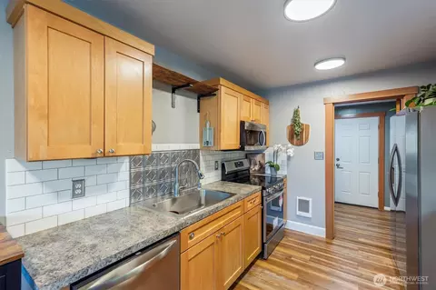 Kitchen - 332 26th Ave, Longview, WA 98632 photo 5 of 8