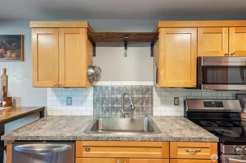 Kitchen - 332 26th Ave, Longview, WA 98632 photo 6 of 8