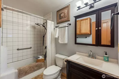 Bath - 332 26th Ave, Longview, WA 98632 photo 1 of 1