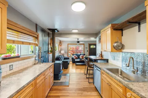 Kitchen - 332 26th Ave, Longview, WA 98632 photo 8 of 8
