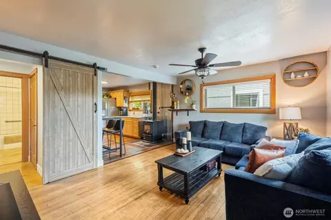 Living - 332 26th Ave, Longview, WA 98632 photo 1 of 2