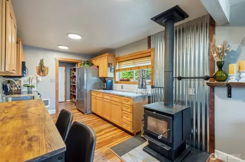 Kitchen - 332 26th Ave, Longview, WA 98632 photo 2 of 8