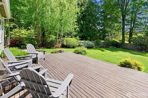 301 Weaver Rd NW, Bainbridge Island, WA 98110