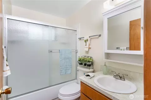 Bath - 1900 E St, Vancouver, WA 98663 photo 1 of 1