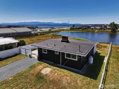 3596 Shell St, Greenbank, WA 98253