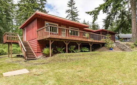 558 Shipping View Dr, Freeland, WA 98249