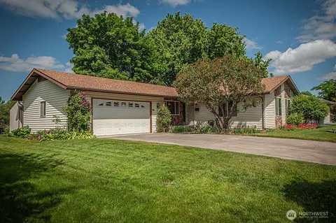 29 NE Ivy Ln, College Place, WA 99324