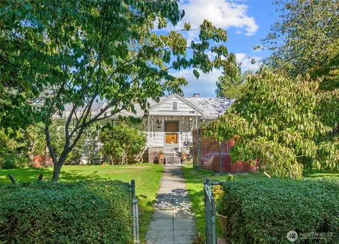 2704 NE 92nd St, Seattle, WA 98115