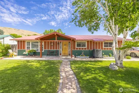 630 Riverside Dr, Pateros, WA 98846