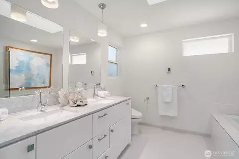 Bath - 2222 Broadway E, Seattle, WA 98102 photo 2 of 5