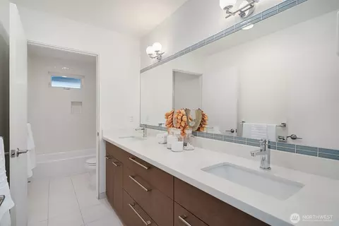 Bath - 2222 Broadway E, Seattle, WA 98102 photo 4 of 5