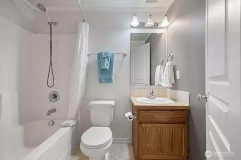 Bath - 5712 Ochoco Ln, Pasco, WA 99301 photo 1 of 2