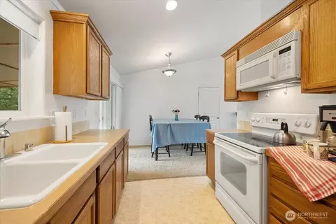 Kitchen - 5712 Ochoco Ln, Pasco, WA 99301 photo 2 of 2
