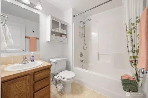 Bath - 5712 Ochoco Ln, Pasco, WA 99301 photo 2 of 2